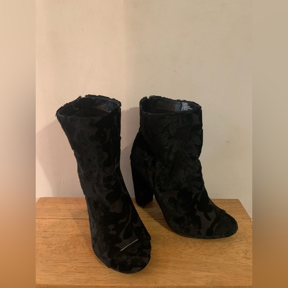 Torrid Black Floral Velvet Peep Toe Booties Black Heel Zip Up Size 8W - Picture 2 of 8